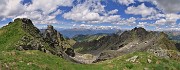 46 Monte Ponteranica, da sx centrale (2372 m), occ. (2370), orient. (2378 m)-sullo sfondo Alpi Retiche